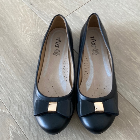 Shoes - Black ballet flats with bow